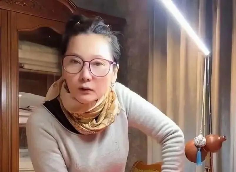 何赛飞老师61岁依然优雅从容，素颜状态惊艳众人，而她家中浓厚的文化氛围更是让人感