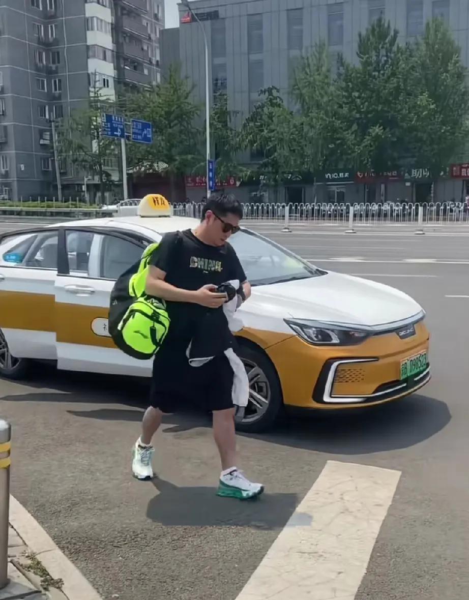 乒超联赛结束，Coco和二闺女同乘一辆出租车回到体育总局，Coco下车拎着背包直