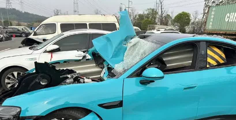 这小子命真大，这样还活着，护栏穿刺从驾驶位穿过，侥幸捡回一条命。
车身虽然够硬