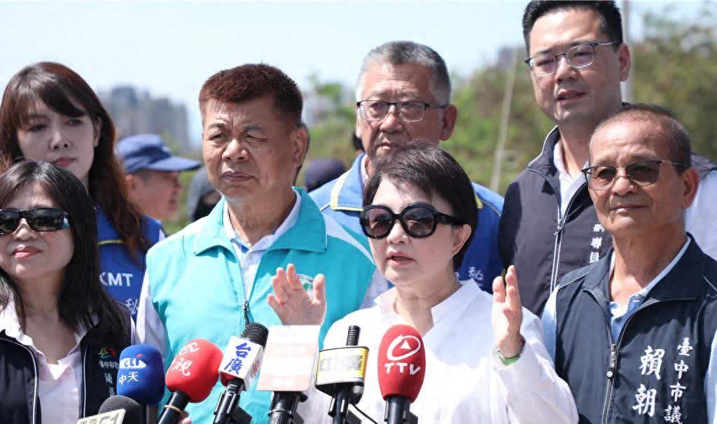 国民党24位民代罢免案确定于7月26日进行投票，台中市长卢秀燕特地北上参加首场大