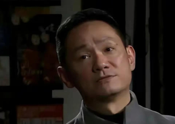 1993年，果靖霖用卖血的钱为母亲买了一件大衣，盖在了她的遗体上。女友为了让他完