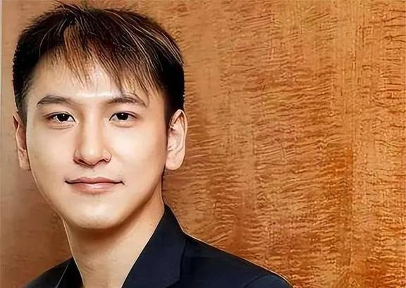 父亲浦东第一地主，妈妈是影后，继承上海133套房，21岁身家百亿
从抑郁症少年逆