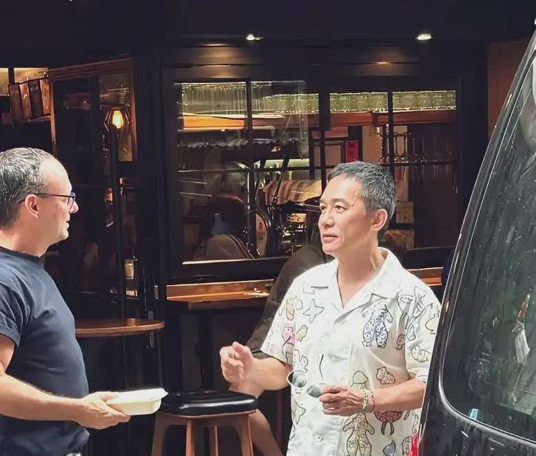 梁朝伟个子不高！身材也没有发胖！花衬衣配皱巴巴的牛仔裤，头发花白脑门上青筋暴露，