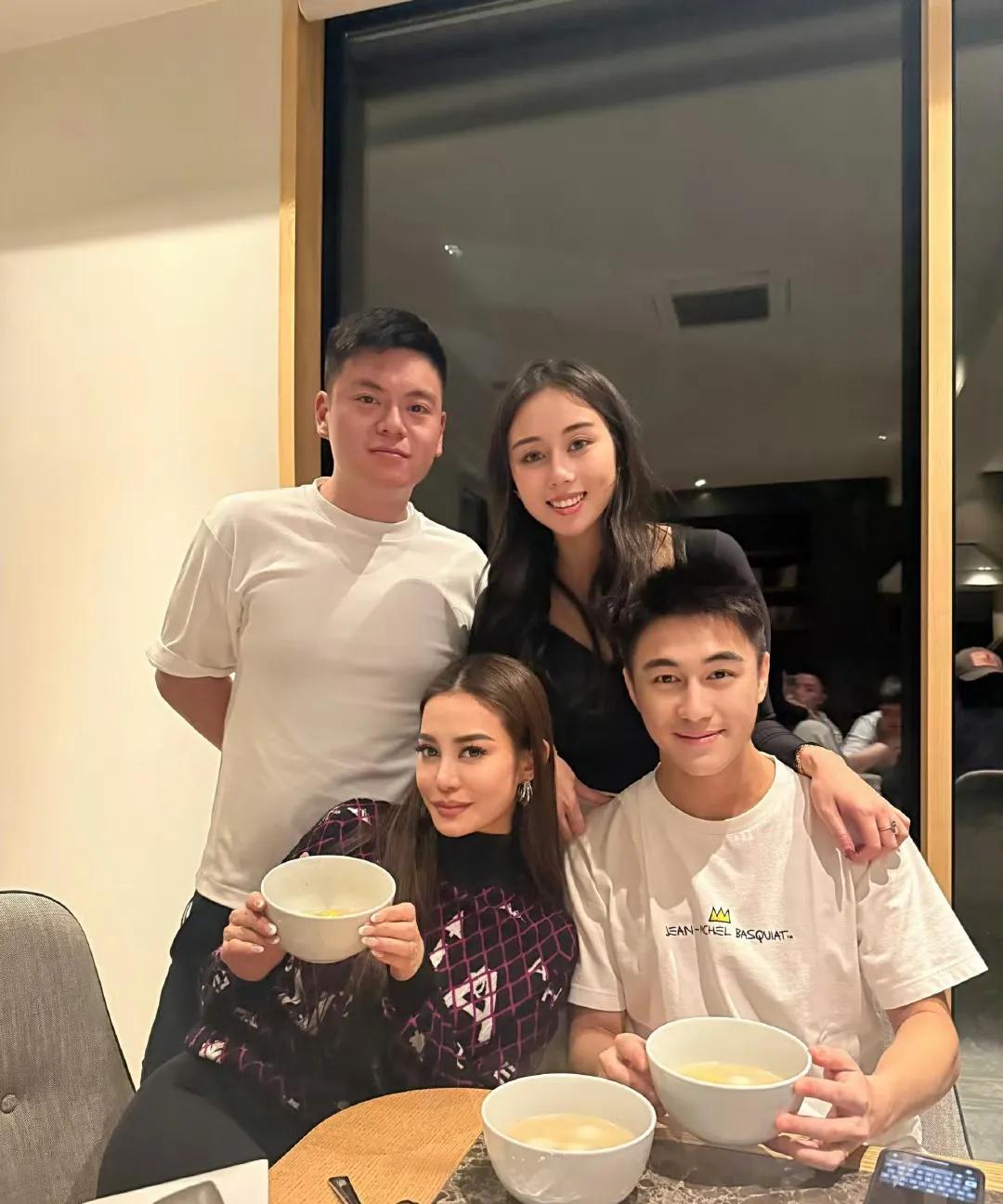 何猷君很多重要节日都是和妹妹何超欣一起度过的，还有好多好朋友，唯独没有看到奚梦瑶