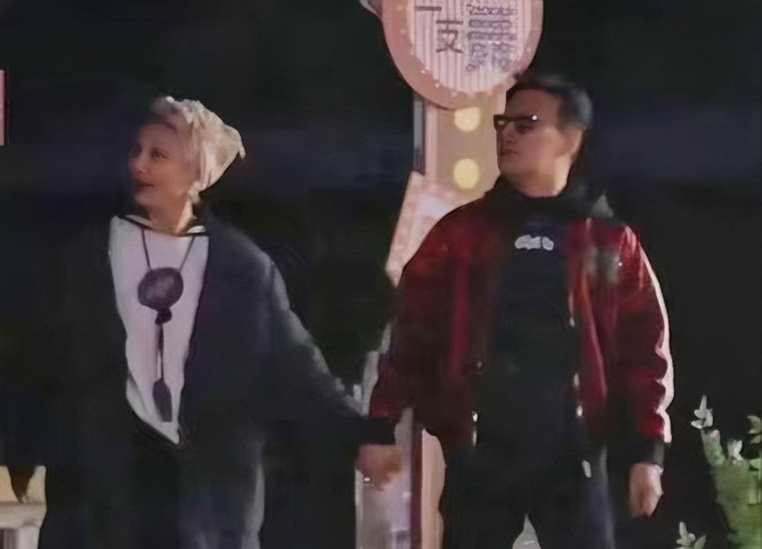 “汪峰牵宁静手”那一段。
我咋就没看明白呢。
仔细寻思寻思，他还牵过那英的手呢。