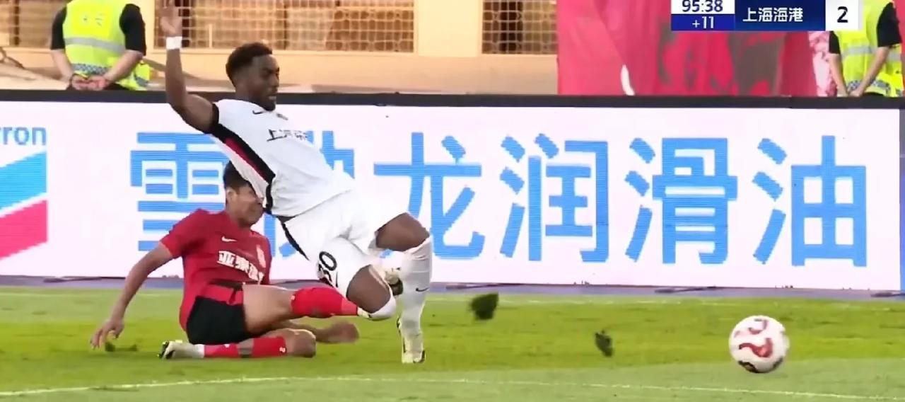 最后一个防守队员的犯规，背后铲球，无论是以哪一条作为依据，都够得上一张红牌。
可