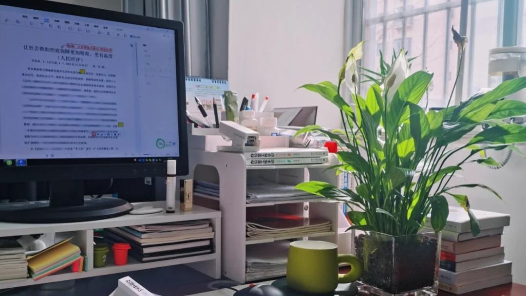 体制内扎心真相：为啥你一偷偷看书，领导同事就立马找你干活？