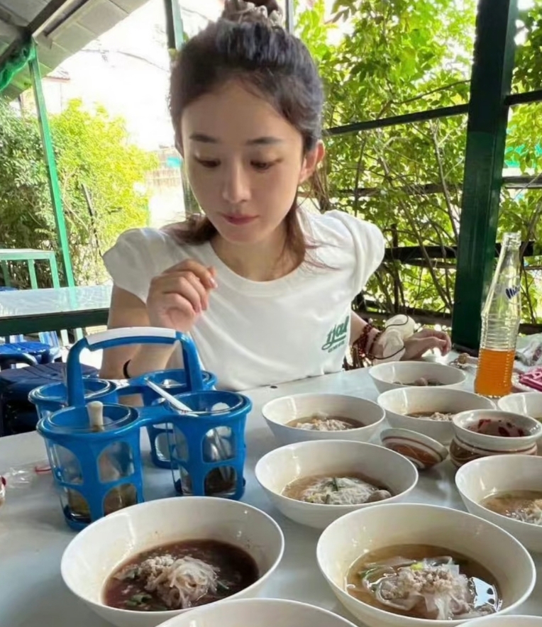 近日，赵丽颖现身泰国清迈开启度假模式。清迈的悠悠古韵与她灵动气质相得益彰。漫步古