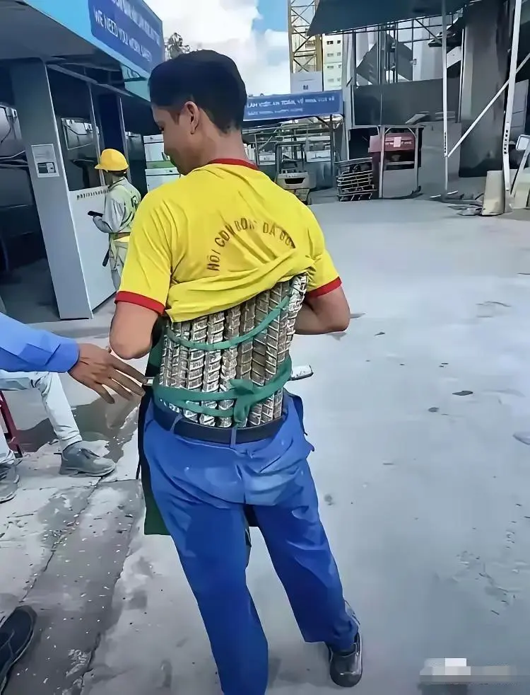 这一捆钢筋能有多少钱？会比一天的工资高吗？