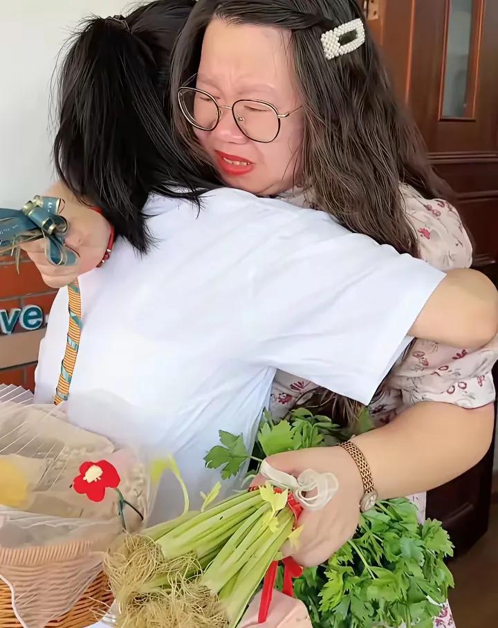 金榜题名后全网最赋深情的感谢。这一幕让多少人泪目！
     高考放榜后，一名女
