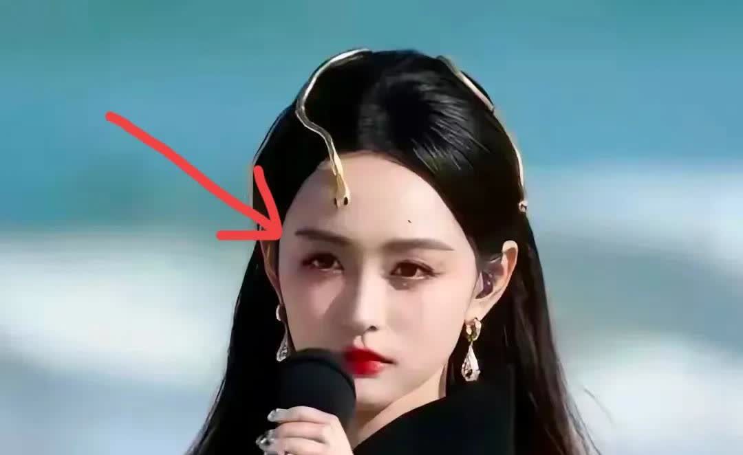 何泓姗，我愿称之为内娱最狠的女人，没有之一！
不得不说她真是太勇了……
没有