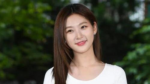 姨母曝光金赛纶发亲密贴脸合照内幕：想通过这种方式联系到金秀贤！