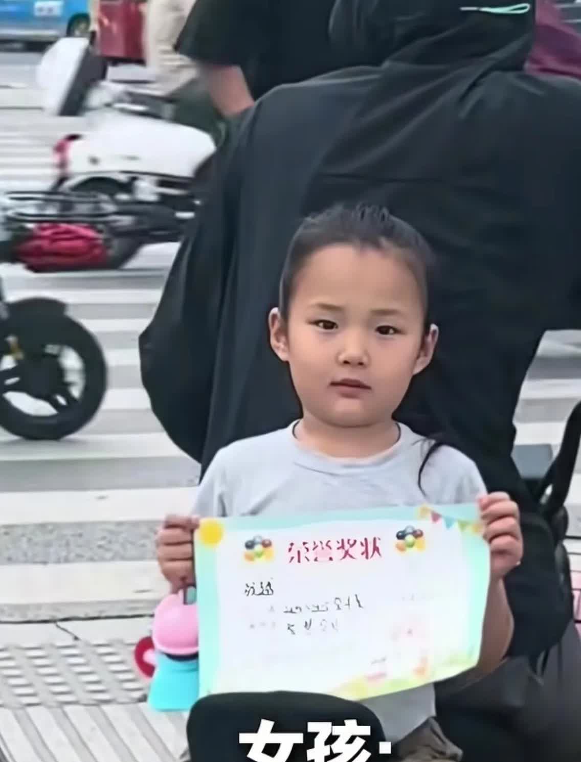 手举奖状的小女孩火到新华社了！

视频里挑着波浪眉的小孩姐好自信！好阳光！手