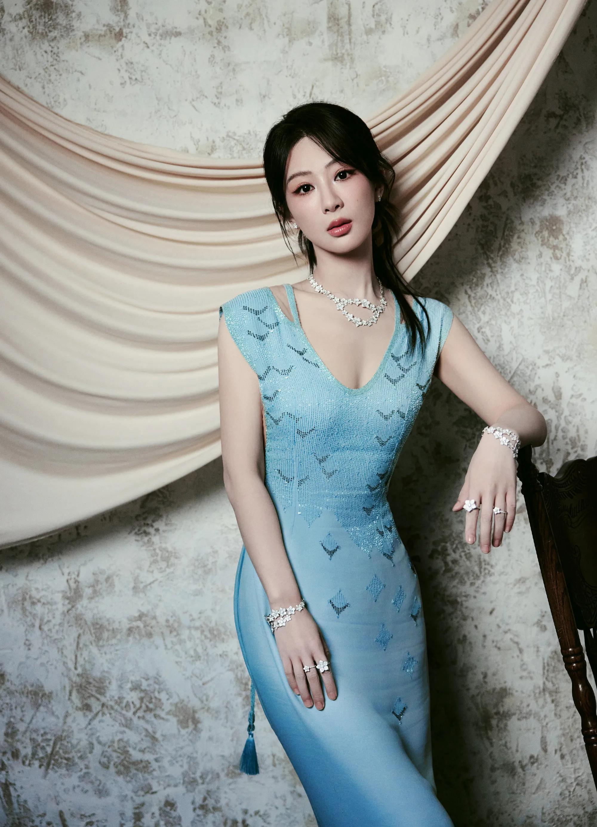 杨紫渐变蓝鱼尾裙，V领锁骨杀，越来越女人了
