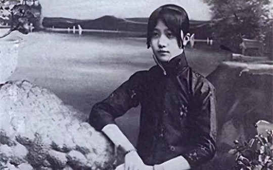 张爱玲的情感世界，与两段截然不同的婚姻紧密相连，每一段都深刻影响了她的人生与创作。