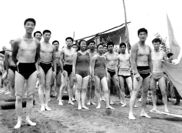 北大荒，知青游泳队。照片大约拍摄于1968-1973年之间。#新锐创作者成长计划