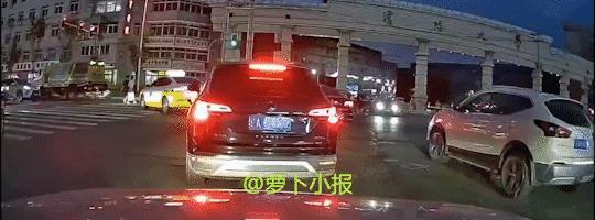 公交车失控致2死16伤，三个视角还原车祸瞬间。
6月17日19时55分，沈阳一辆