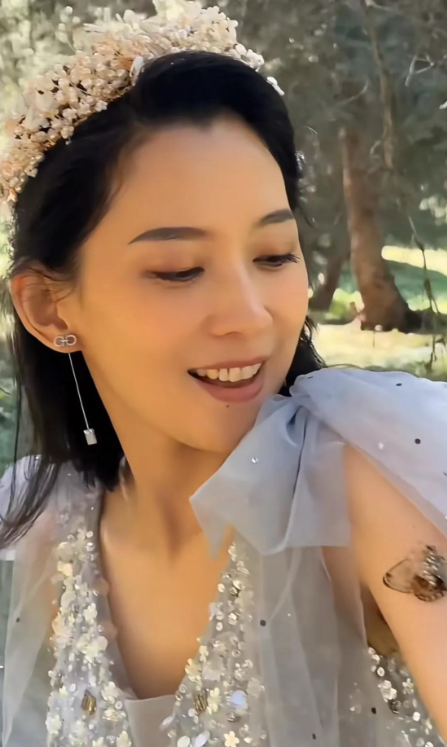 森林北穿仙女裙拍片，引来不少蝴蝶，不得不说汪峰真有福气