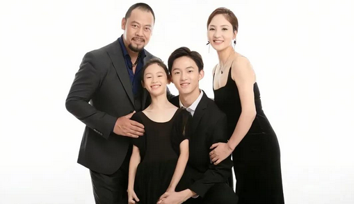 还记得《水浒传》里“鲁智深”的扮演者晋松吗？他外形粗犷豪放，长相彪悍威猛，高大魁