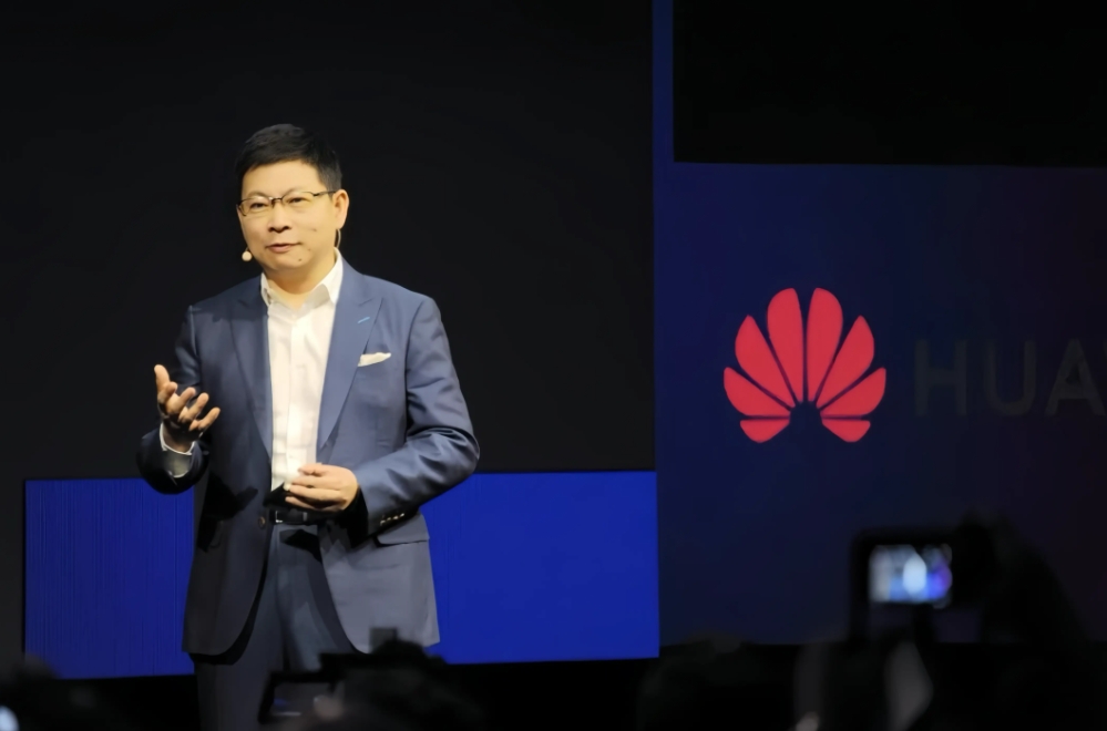 余承东解释了华为为什么一定要用激光雷达的原因。
现在激光雷达主要有两种方案，一个