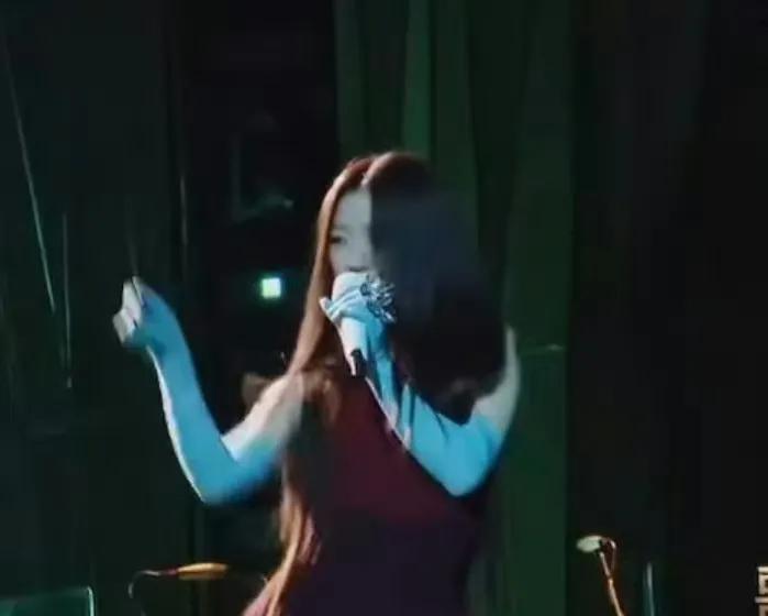 家人们谁懂啊！
她把歌曲和年轻人的“发疯”状态结合，完美拿捏了大家的喜好。