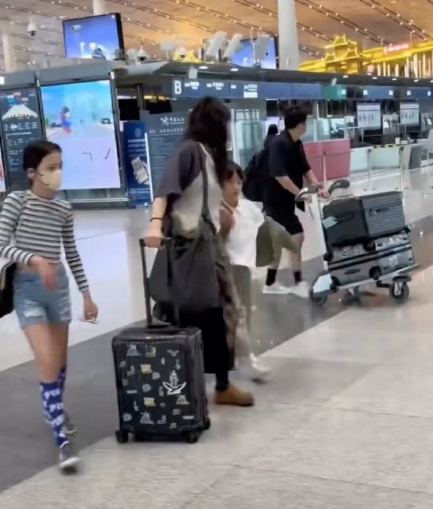 黄磊11岁女儿个子高挑，戴着口罩很有气质！