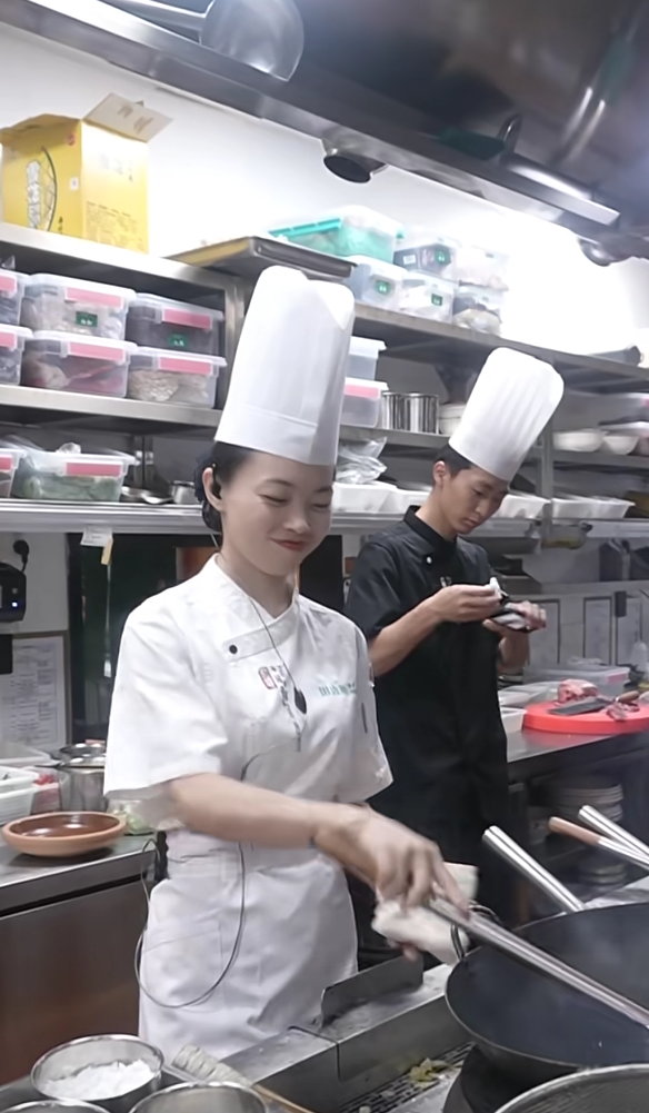 老婆是个厨师。回到家累的啥活也不干了