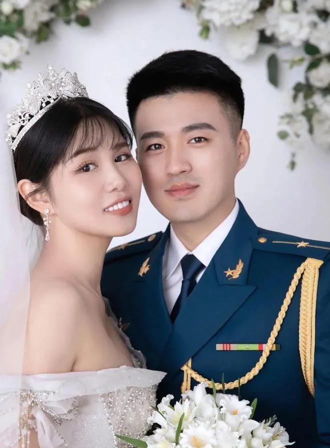 #晒图笔记大赛#
[军哥军嫂结婚照片]