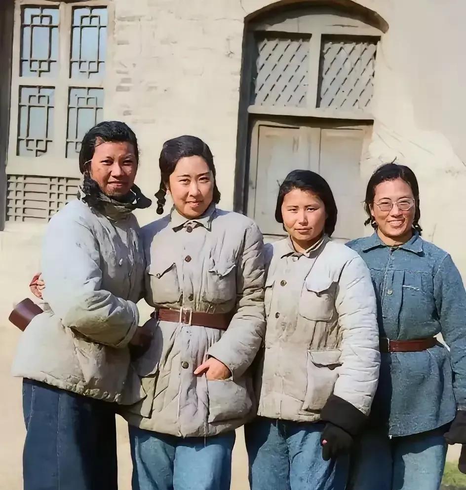 延安时期，王光美、康克清、刘英等在一起，她们是巾帼英雄，女中豪杰，英姿飒爽，气宇