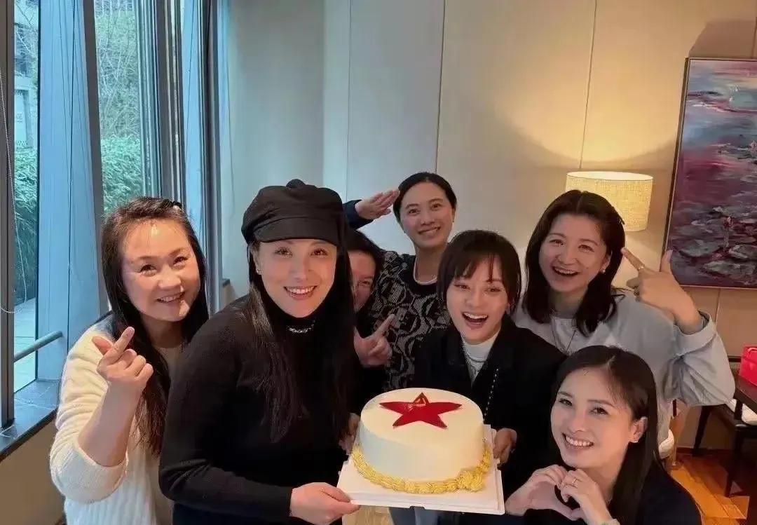 孙俪高调晒和战友的合照，一个个貌美如花:我们怀念的不仅是“颜值”一张褪去华丽的合