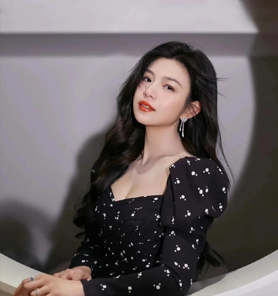 陈妍希流着泪说：遇见陈晓，或许是我逃不掉宿命。
娱乐圈的感情啊，真是比电视剧还