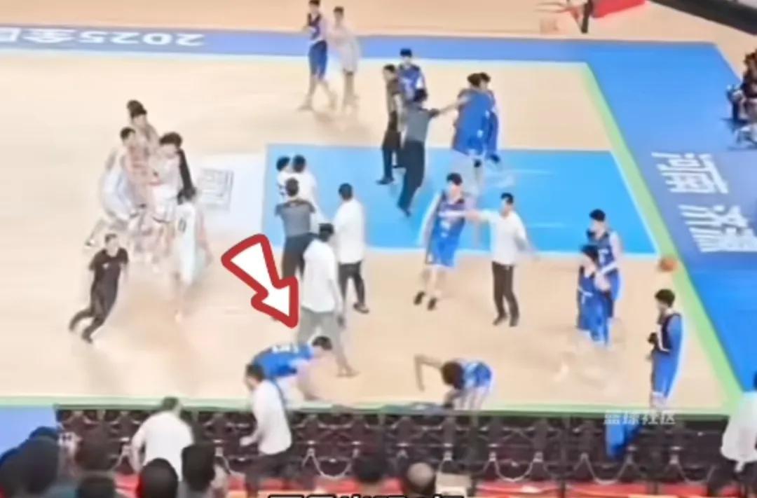 山东篮球再见了，我不喜欢了，拜拜
山东U21男篮与辽宁U21男篮青年联赛的比赛冲