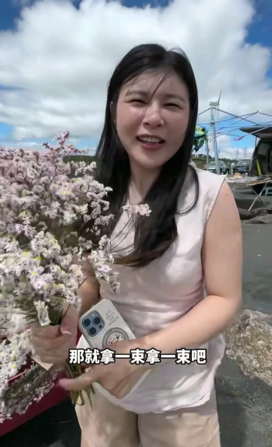 都是杨和小羊崽去旅游了，粉丝们问的最多的不是你们和好了吗？而是你们还分不分？竟然