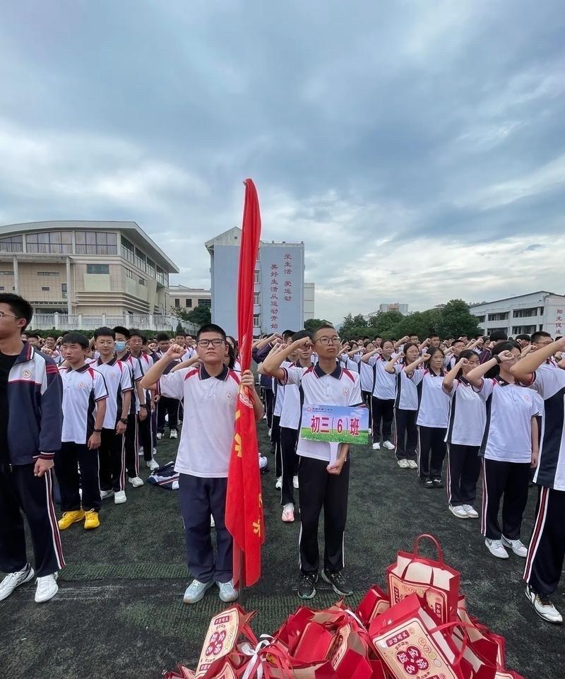 中考被分流的孩子就意味着以后大概率得靠体力劳动吃饭了，这个社会是讲究第一学历的，