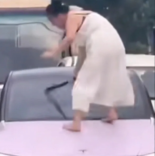 女子当街打砸汽车：精神病发作背后的公共安全治理思考
多段视频显示，一辆新能源轿车