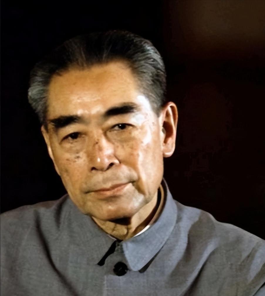 1976年，北京城，咱们敬爱的周总理走了。韩宗琦大哥接了个重任，要给总理穿上寿衣