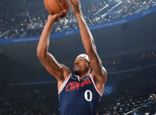 NBA常规赛，快船102-105不敌老鹰。
赛后采访，快船主教练泰伦-卢在谈及今