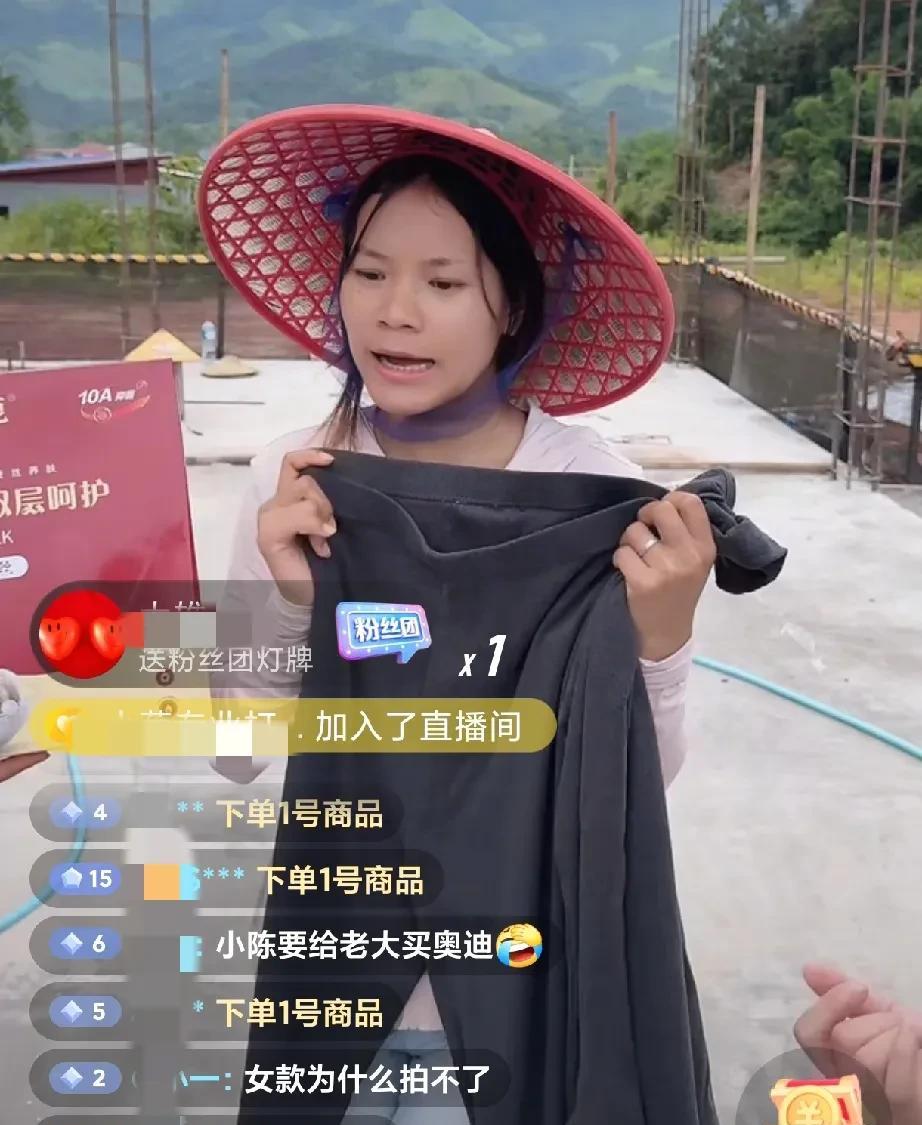 老挝大舅哥楼房一层顶刚浇灌完，小陈就带着商家在楼顶支起摊卖货了[捂脸]。
一款线