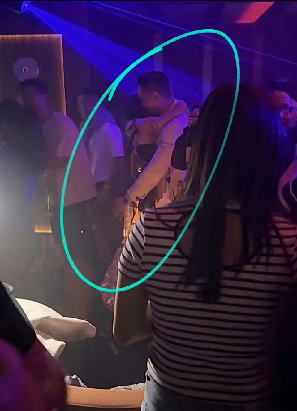 胡杏儿老公被曝夜店幽会美女











不敢相信！胡杏儿老公竟然被拍到