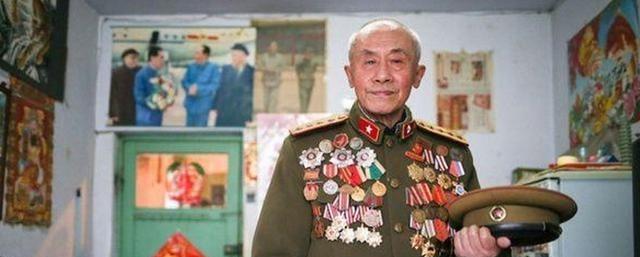 1938年，几十名日军正在河中央洗澡，被一名路过的八路军发现，本以为他会偷偷报告