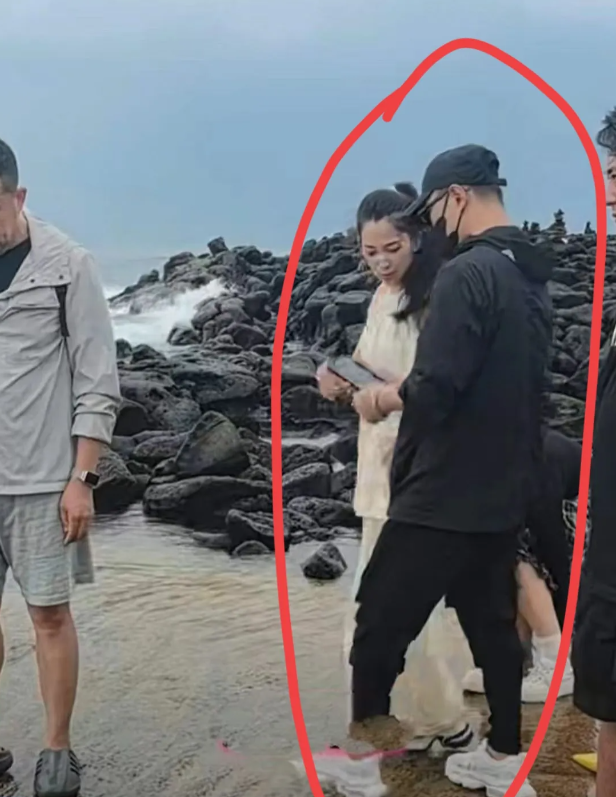 我宣布！
比舞台硬汉更温柔的男人出现了！
就是54岁的汪峰，不仅陪孩子当奶爸而且