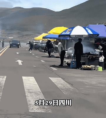 为了吸引顾客，商家也是拼了，一个个站在店门口弯腰挥手想把客人“扇”进店里，热情到
