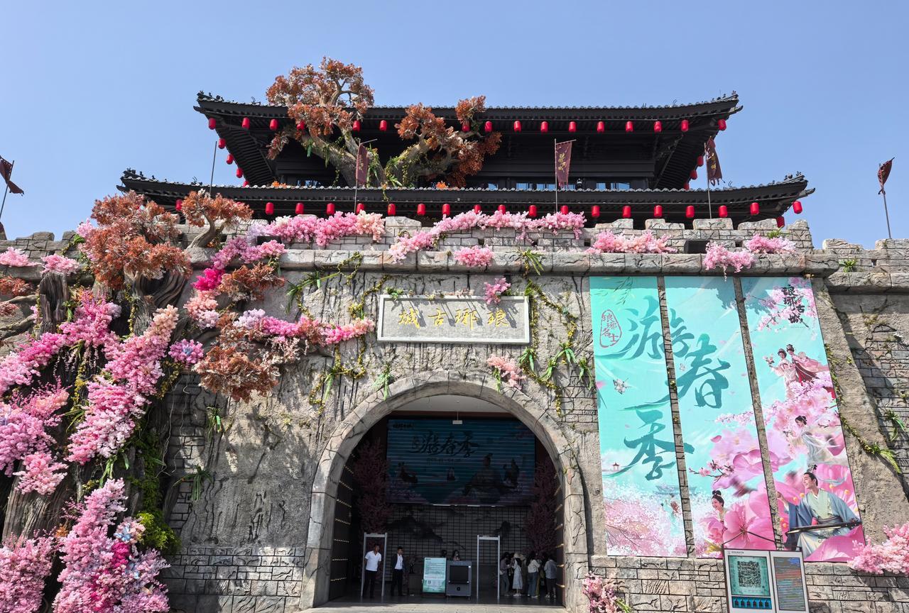 在琅琊古城（图1）欣赏《国秀琅琊》。其灯光之恢宏，华服之耀眼，舞姿之之婀娜，设计
