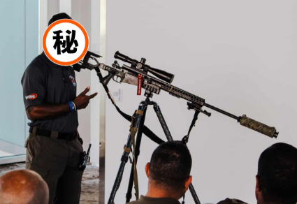 直观感受一下专业狙击枪的大小，长度有一米多，还有支架。美国查理·柯克遇刺案的枪手
