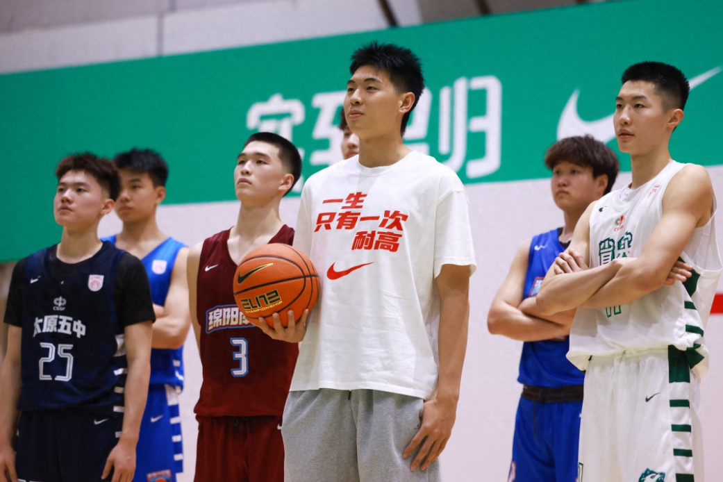 广东宏远球员崔永熙在耐高揭幕战现场观战显得兴致盎然，他也给后辈们提了建议，未来的