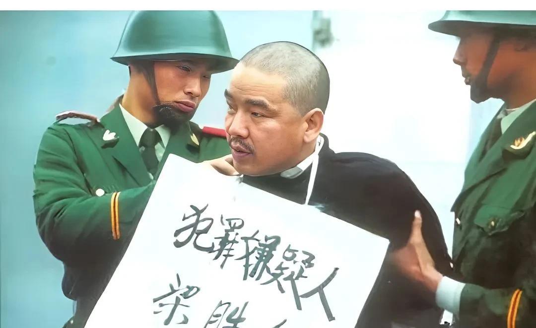 这是2003年在许昌郊外刑场，罪犯梁胜利将被执行死刑的照片。
梁胜利面相狰狞，贼