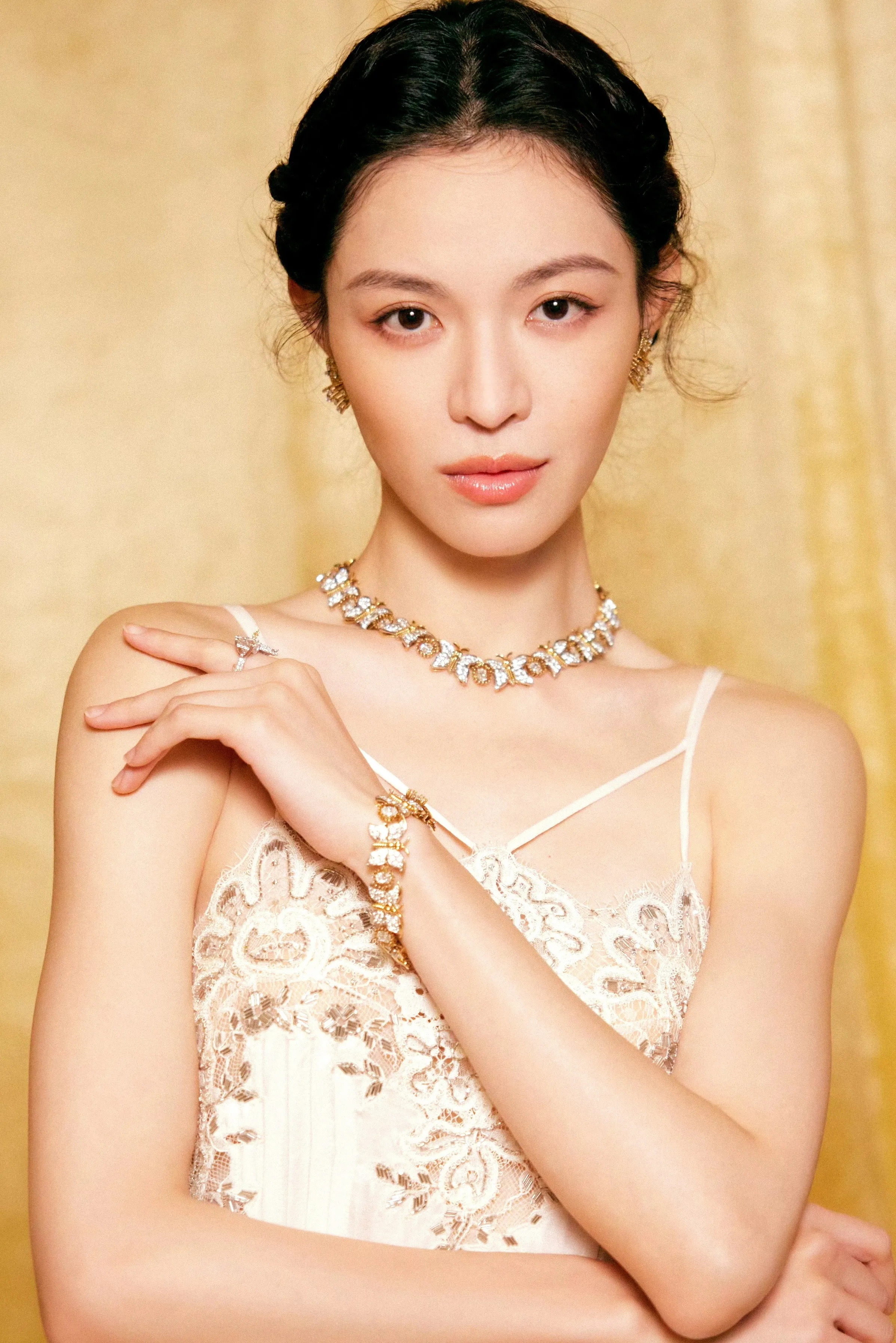 钟楚曦穿着蕾丝裙，佩戴华丽饰品，优雅迷人