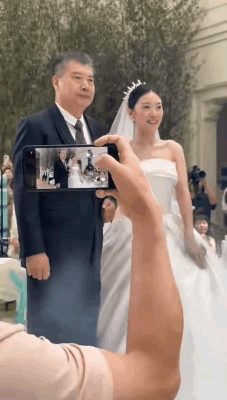 莎莎没有主管教练期间，李爷爷带着她吃百家饭。有一次，教练要给马龙讲解技战术，李爷