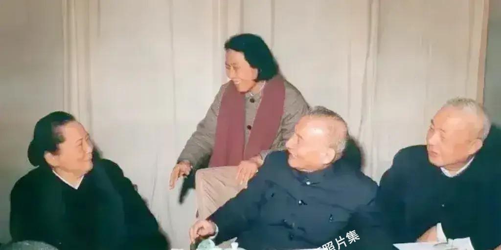 上世纪七十年代后期，宋庆龄（左一）与陈云（右二）和夫人于若木（中），苏振华将军（