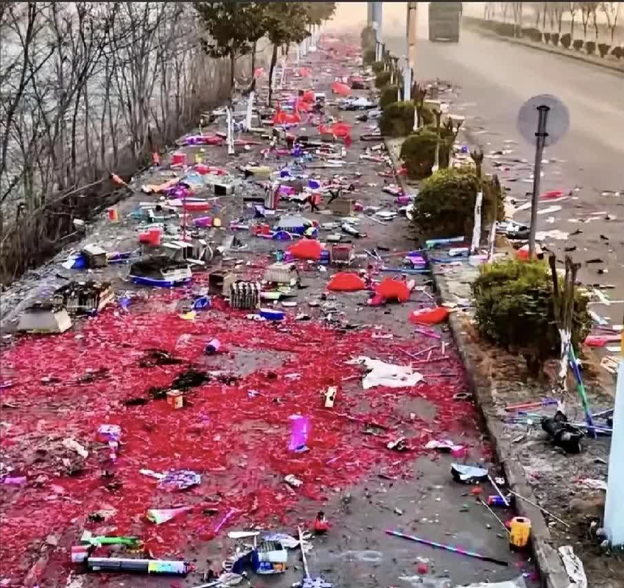 一早就听见几个环卫工人，在骂昨晚放烟花的人，而且很难听。感觉环卫工人这样很不对，